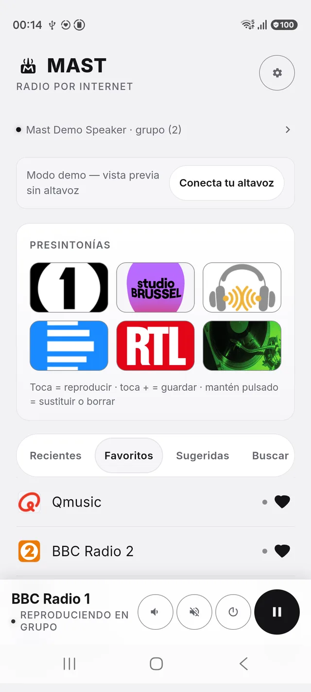 La pantalla de inicio de Mast: seis botones de presintonía numerados sobre una lista de emisoras favoritas, con una barra de reproducción abajo.