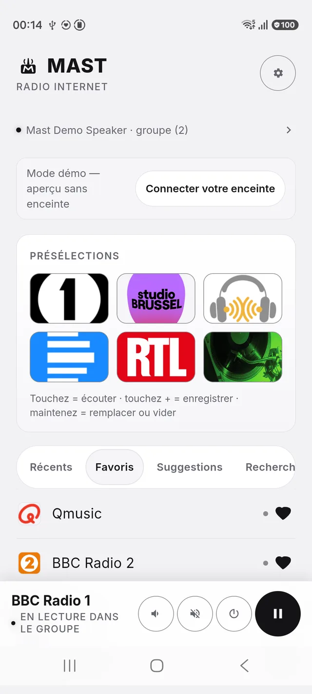 L'écran d'accueil de Mast : six boutons de présélection numérotés au-dessus d'une liste de stations favorites, avec une barre de lecture en bas.