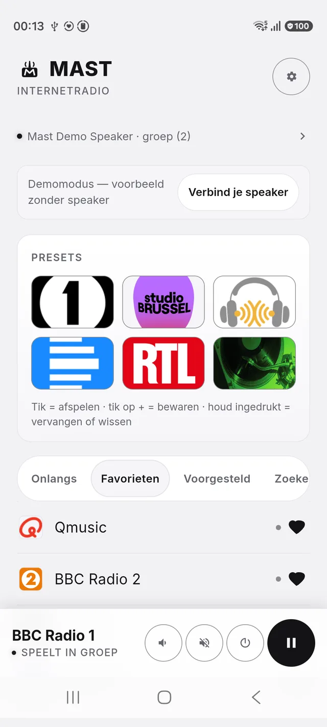Het beginscherm van Mast: zes genummerde presetknoppen boven een lijst met favoriete zenders, met onderaan een afspeelbalk.